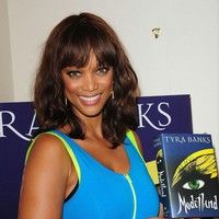 Tyra Banks greets fans and signs copies of her book 'Modelland' | Picture 82539